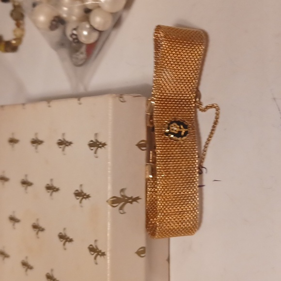 Jewelry - GOLDTONE MESH NO WEAR SHOWN VINTAGE INSPIRED RARE FIND FLOWER CAMEO, SIZE 6